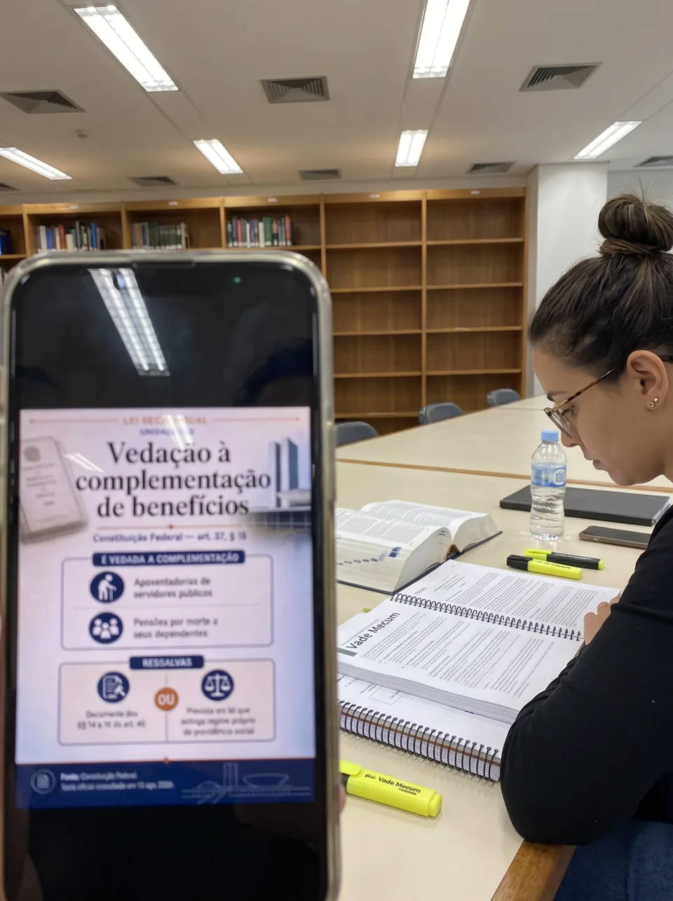 Estudante revisando legislação com apoio da Lei Seca Visual