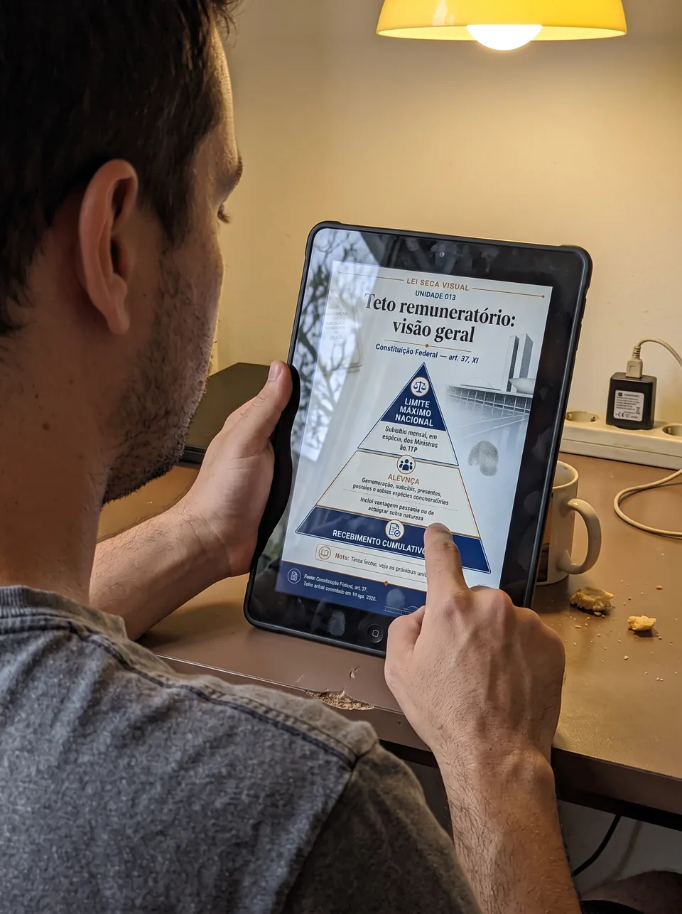 Lei Seca Visual sendo consultada em um tablet